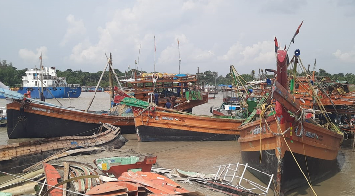 বাংলাদেশ জলসীমায় ইলিশ ধরায় ৪৮ ভারতীয় জেলে আটক