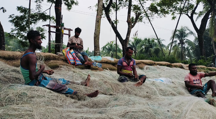 নিষেধাজ্ঞার ৭ দিন পরও পুনর্বাসনের চাল পায়নি উপকূলের জেলেরা