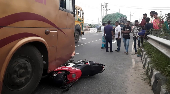 টাঙ্গাইলে বাসচাপায় মোটরসাইকেলের দুই আরোহী নিহত 