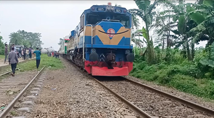 লাইনচ্যুত বগি উদ্ধার, ১১ ঘণ্টা পর খুলনার সঙ্গে ট্রেন চলাচল স্বাভাবিক 