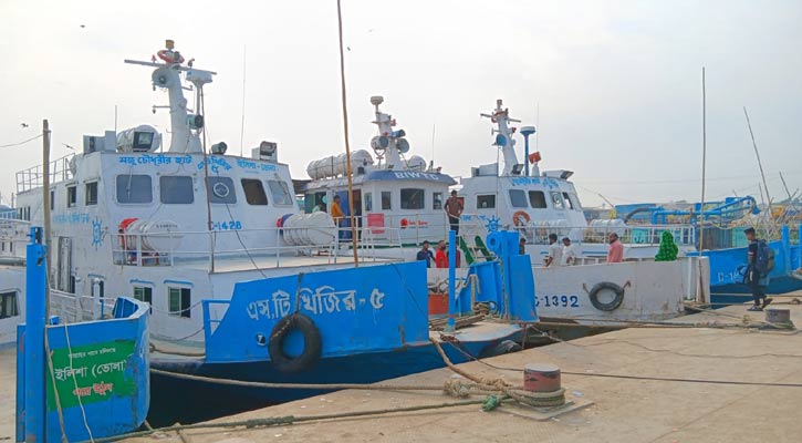 দানা: লক্ষ্মীপুর-ভোলা-বরিশাল রুটে নৌযান চলাচল বন্ধ 