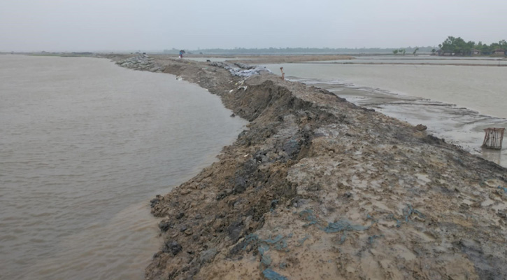 বেড়িবাঁধ ভাঙন আতঙ্কে নির্ঘুম রাত কাটাচ্ছেন খুলনার উপকূলের মানুষ