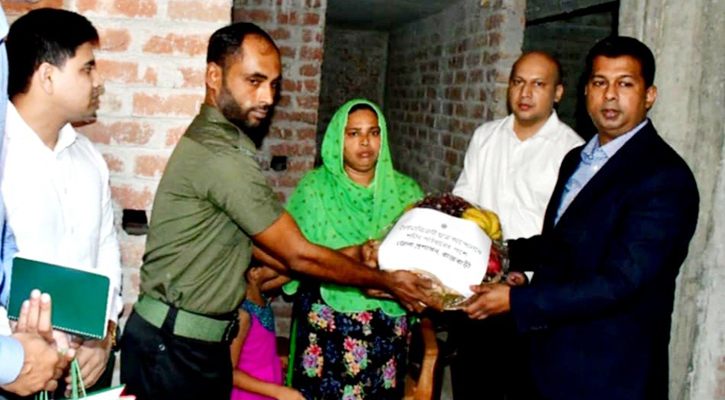 ছাত্র আন্দোলনে শহীদ গণির বাড়িতে ছুটে গেলেন নবাগত ডিসি