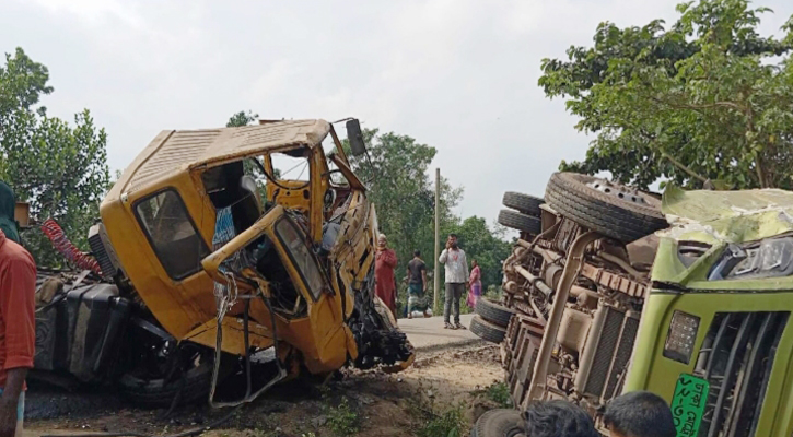 কুমিল্লায় বাস-ট্রাক-কাভার্ডভ্যানের ত্রিমুখী সংঘর্ষ, আহত ২০