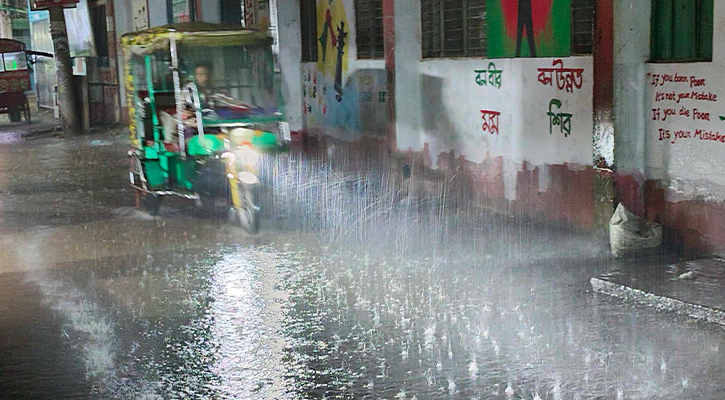 রাজধানীতে হঠাৎ শিলাবৃষ্টি, কমেছে গরমের অনুভূতি