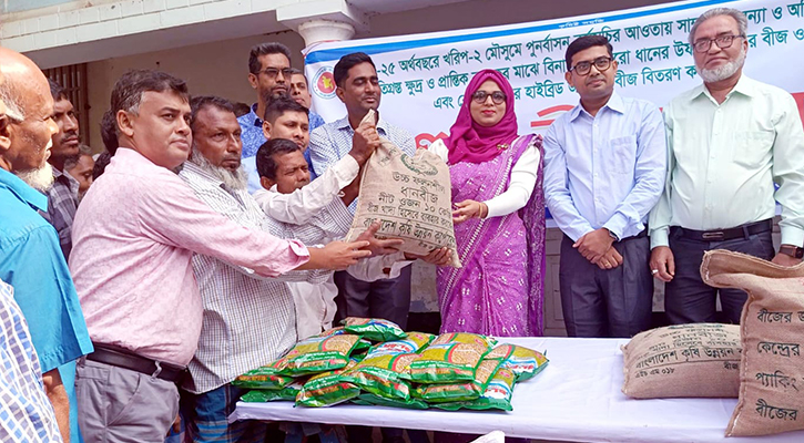 ফরিদগঞ্জে বন্যায় ক্ষতিগ্রস্ত কৃষকদের মধ্যে সার-বীজ বিতরণ 