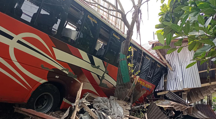 নিয়ন্ত্রণ হারিয়ে ভ্যানচাপা দিয়ে বাস খাদে, নিহত ১