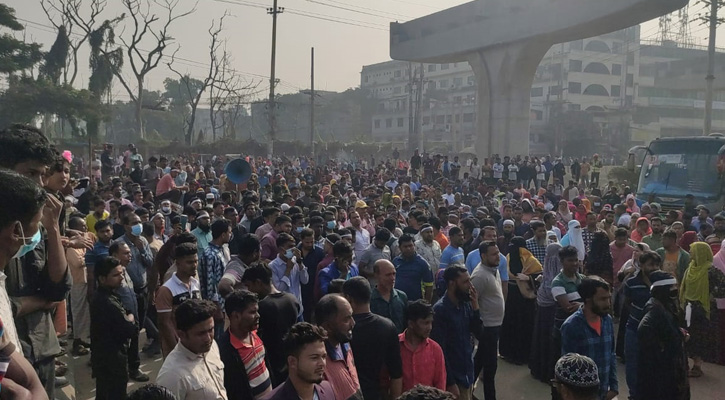 ৪ বছর আগের বকেয়া বেতনের দাবিতে শ্রমিকদের মহাসড়ক অবরোধ