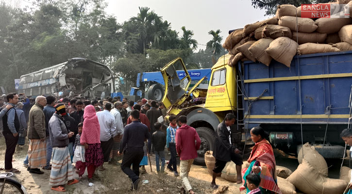 বীরগঞ্জে বাস-ট্রাক সংঘর্ষে নিহত ৩