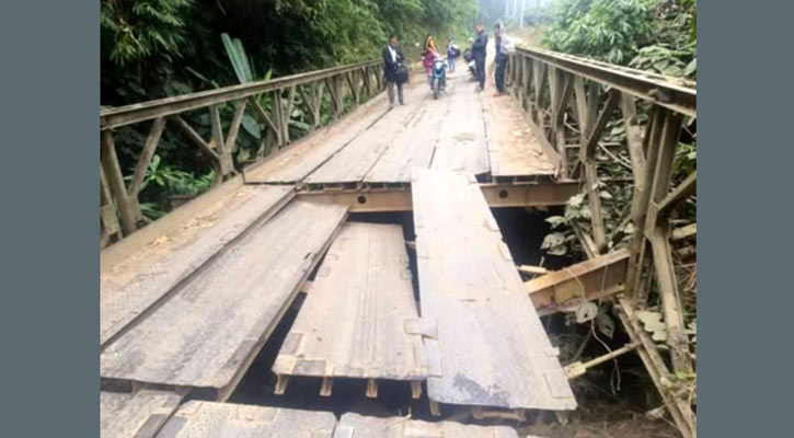 বেইলি ব্রিজ ভেঙে বান্দরবান-রুমার সড়ক যোগাযোগ বিচ্ছিন্ন