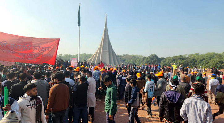 শ্রেষ্ঠ সন্তানদের শ্রদ্ধা জানাতে স্মৃতিসৌধে গণমানুষের ঢল