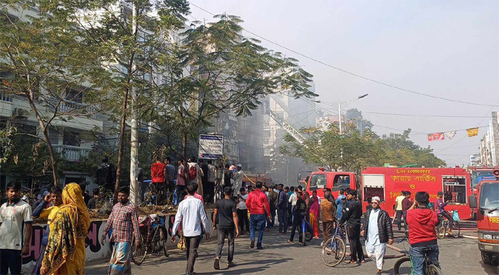 রেস্টুরেন্টে আগুন: ৭ জন উদ্ধার, ভবনে আটকা কয়েকজন