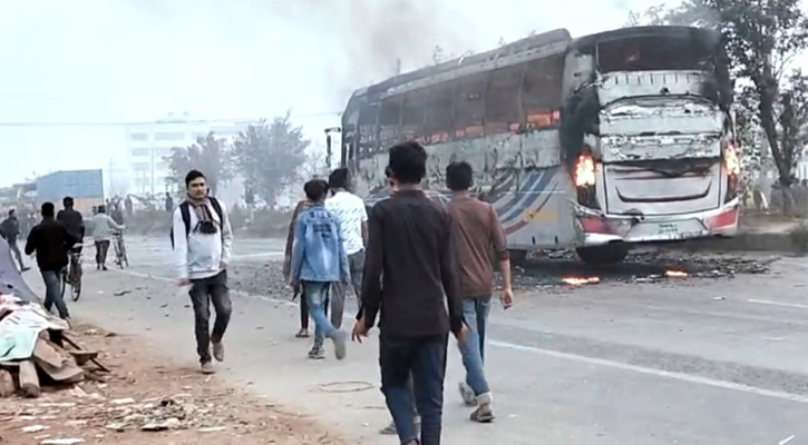 গাজীপুরে যানবাহন ভাঙচুর ও কারখানায় আগুন দিলেন বেক্সিমকোর শ্রমিকেরা