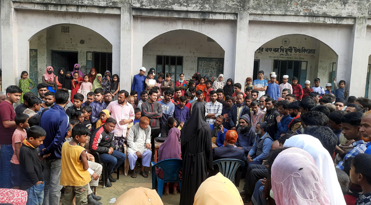 ফুল ফেলে দেওয়ায় বিদ্যালয়ে ঢুকে কিশোরীকে থাপড়ালেন বহিরাগত যুবক!