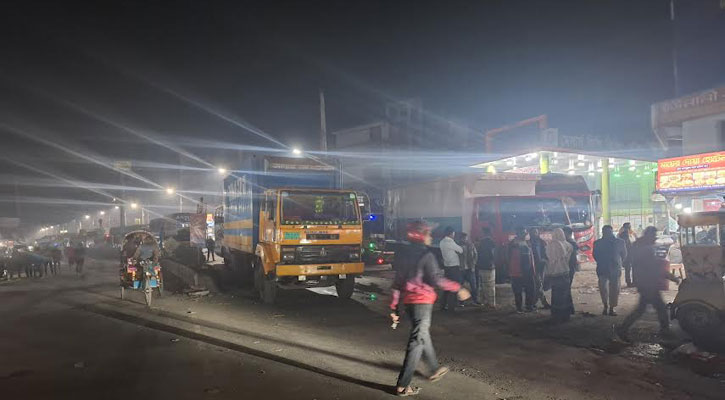 সাড়ে ৩ ঘণ্টা পর বরিশাল-কুয়াকাটা মহাসড়কে যান চলাচল স্বাভাবিক