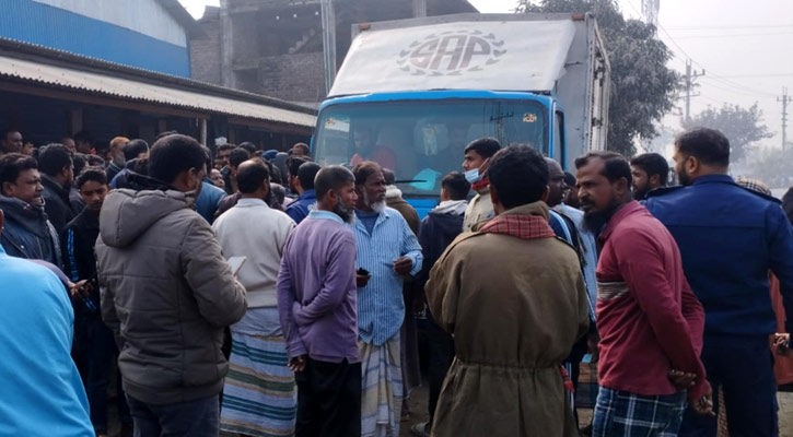 পার্বতীপুরে কাভার্ডভ্যান-মোটরসাইকেল সংঘর্ষ, নিহত ২