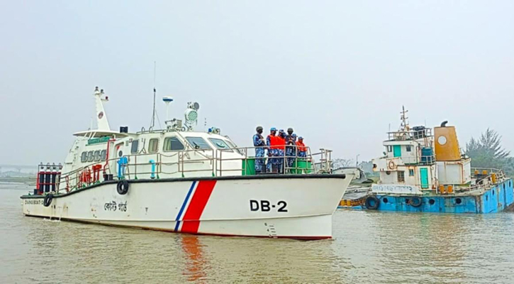 খুলনায় রেলসেতুতে ধাক্কা লেগে লাইটার জাহাজ ডুবি