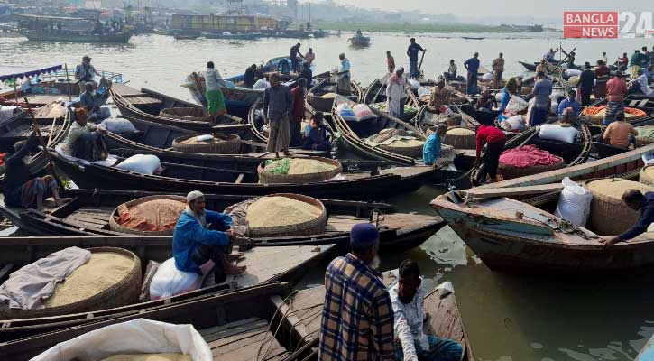 ক্রেতা সংকটে ভুগছে ভাসমান চালের বাজার